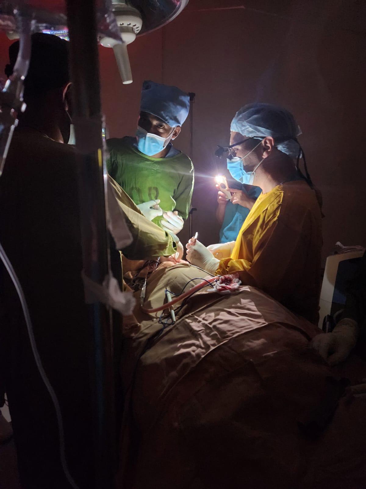 Realización de la cirugía con apoyo de las linternas de teléfonos inteligentes en el quirófano del Hospital St. Peter's en Etiopía. Foto: Cortesía de la Dra. Vasila Rechea.