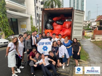 Voluntarios de la Fundación Tzedaka Umarpe con el contenedor lleno de ropa en Ciudad de Panamá. Foto: Pitjon-Lev.