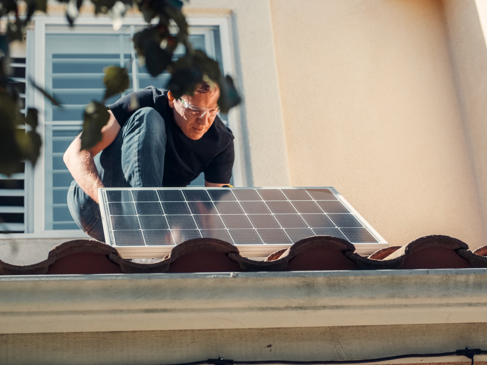 A partir de que en 2018 el gobierno israelí autorizó reformas al sector eléctrico, el mercado se abrió a la competencia y aparecieron compañías como EDI Energy que ofrecen soluciones de energía solar accesibles para la población general. Foto: Kindel Media/Pexels.