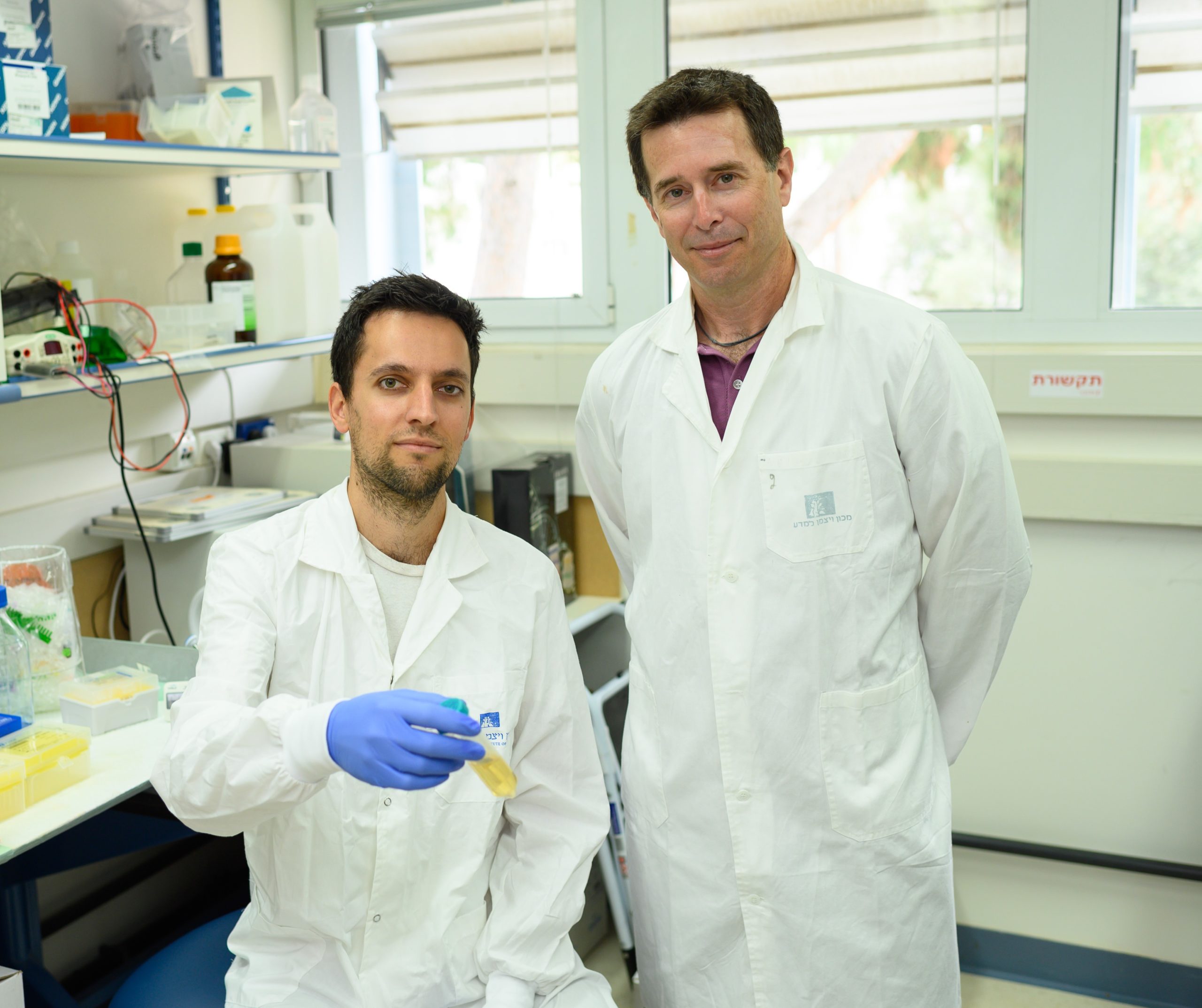 François Rousset y Rotem Sorek, dos de los investigadores del Instituto de Ciencias Weizmann. que participaron un estudio publicado en la revista Cell. Foto: Weizmann Institute of Science/Departamento de comunicación.
