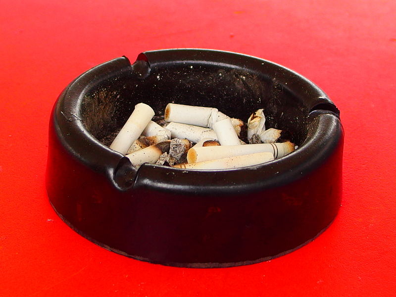 Según estadísticas oficiales, cerca de 8000 israelíes mueren a causa de consumo de tabaco cada año, 800 de ellos por consumo pasivo.. Foto: Mark Ahsmann/CC BY-SA 4.0, via Wikimedia Commons.