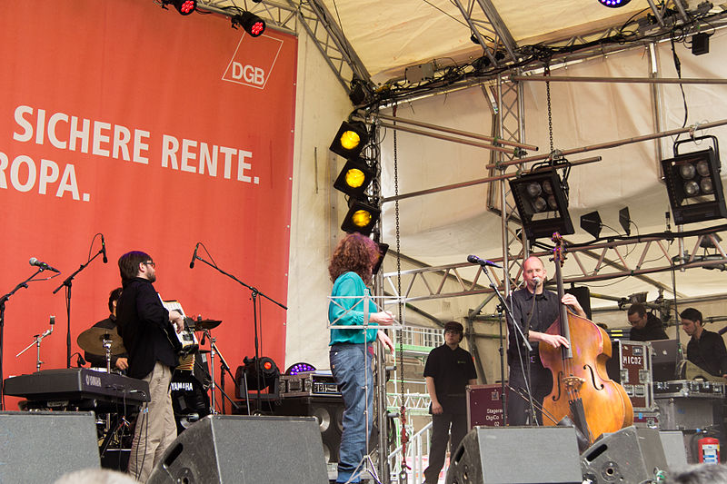 Show en Marienplatz, Alemania, de una banda compuesta por Andrea Pancur e Ilya Shneyveys. Foto: Mummelgrummel/CC BY-SA 3.0, via Wikimedia Commons.