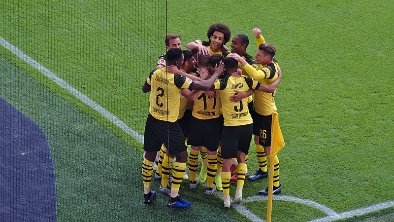 Los jugadores del Borussia Dortmund celebran un gol en un partido contra el Hertha BSC Berlin por la Bundesliga, el 27 de octubre de 2018. Foto: Steffen Flor/CC BY-SA 4.0, via Wikimedia Commons.
