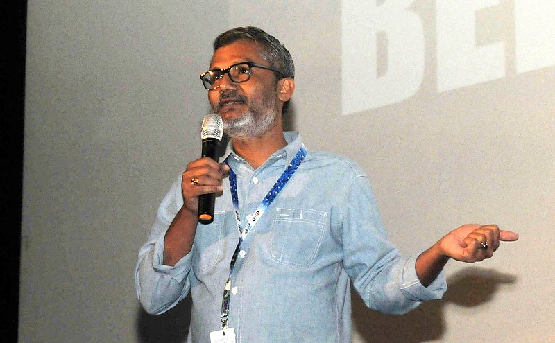 El director de Bawaal, Nitesh Tiwari ,en la proyección de su película Dangal durante el 48° Festival Internacional de Cine de India, en Panaji, Goa el 23 de noviembre de 2017. Foto: Ministry of Information & Broadcasting (GODL-India)/via Wikimedia Commons.