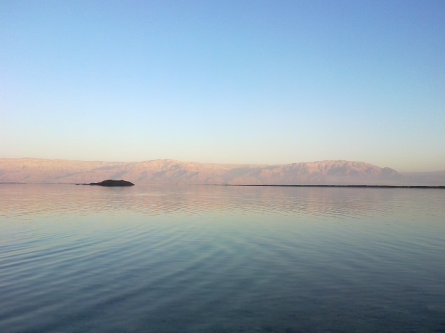 El paisaje del Mar Muerto, ubicado 400 metros debajo del nivel del mar, y con 80 km de largo y un ancho máximo de 15 kilómetros. Foto: Borya/CC BY-SA 2.0, via Wikimedia Commons.