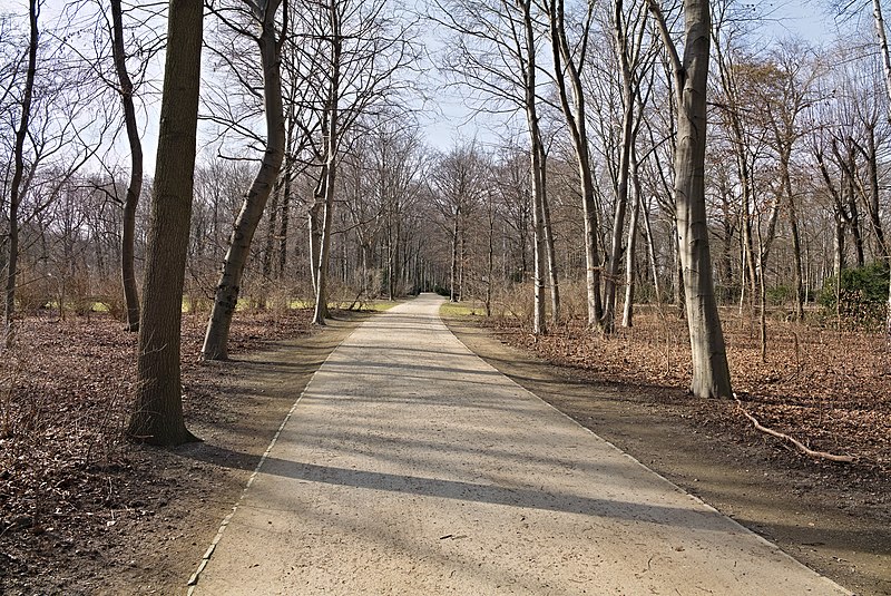 Parque Großer Tiergarten, el sitio en el que se encuentra el monumento vandalizado en Berlín, Alemania. Foto: Leonhard Lenz/CC0, via Wikimedia Commons.