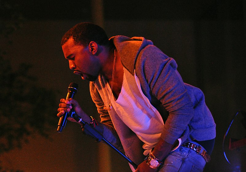 El rapero Kanye West da un show en el Museo de Arte Moderno, Nueva York, el 10 de mayo de 2011. Foto: Jason Persse/CC BY-SA 2.0, via Wikimedia Commons.