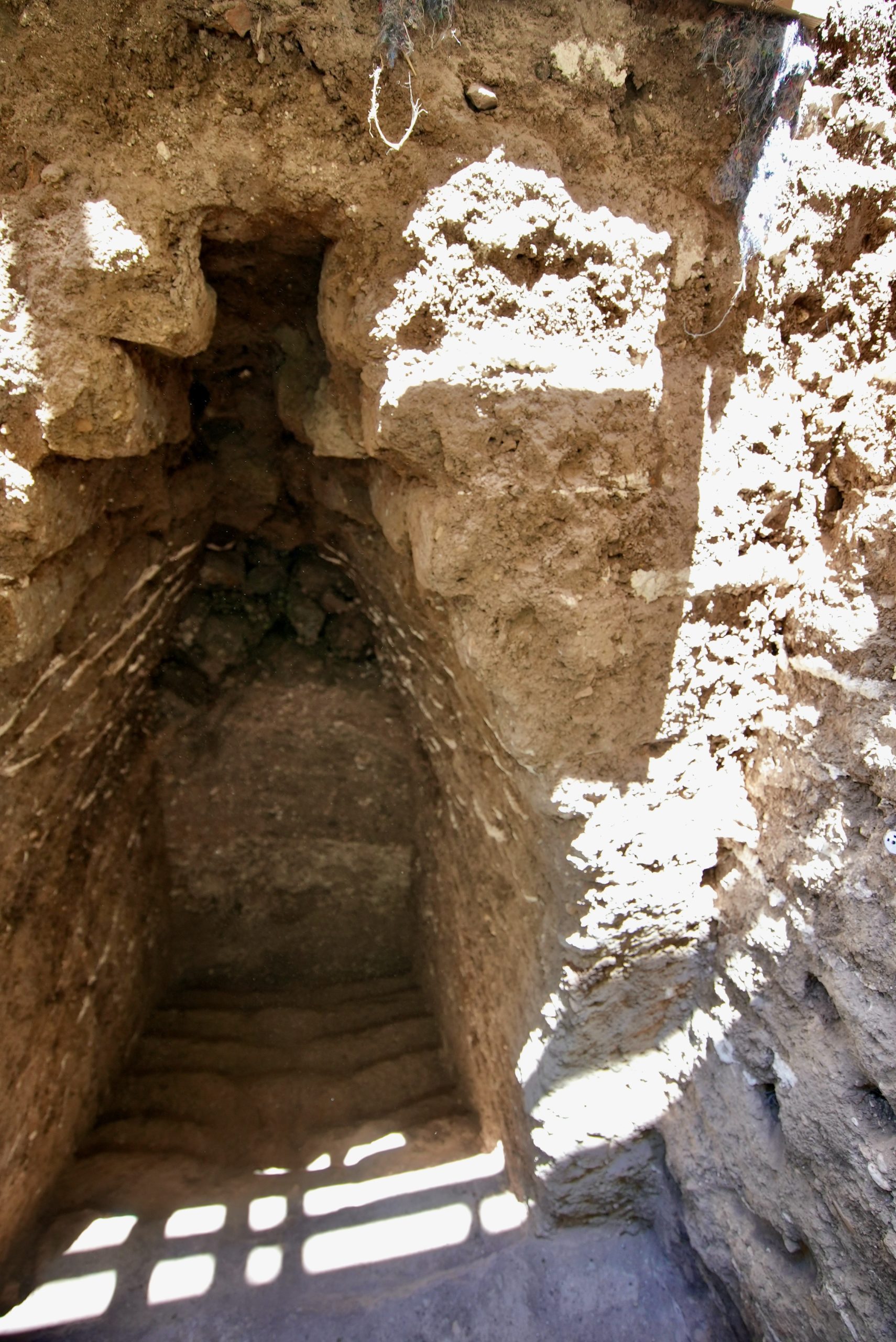 Pasaje con bóveda voladiza, Tel Shimron. Un cuenco de ofrendas intacto de siete copas fue descubierto en escombros cenicientos en el rellano frente a la bóveda. Foto: Eyecon,