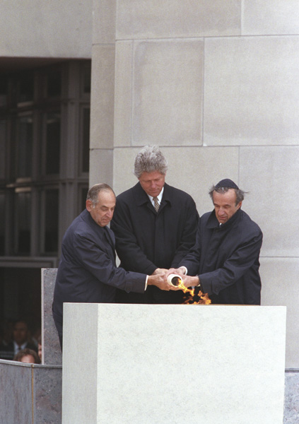 Harvey Meyerhoff y Elie Wiesel, junto al entonces presidente William J. Clinton en la ceremonia del Museo Conmemorativo del Holocausto. Foto: National Archives and Records Administration/Public domain, via Wikimedia Commons.