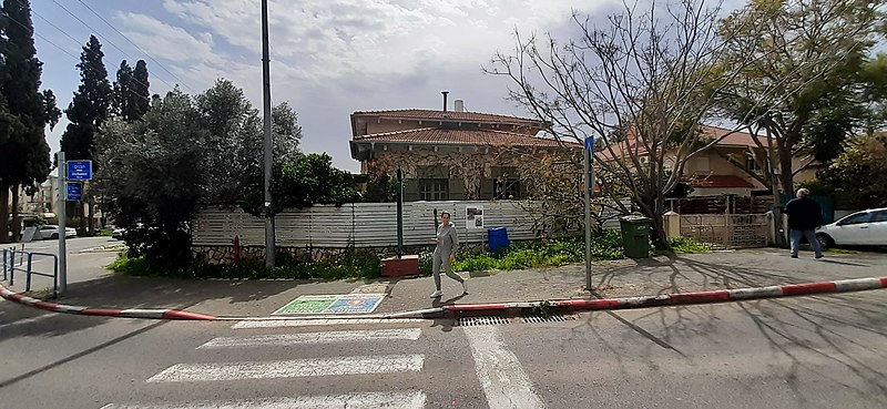 Una mujer camina por Pardes Hanna-Karkur, el consejo local en el distrito de Haifa de Israel en el que se encuentra la base militar 80. Foto: Zeller Zalmanson Pikiwiki Israel/CC BY 2.5, via Wikimedia Commons.