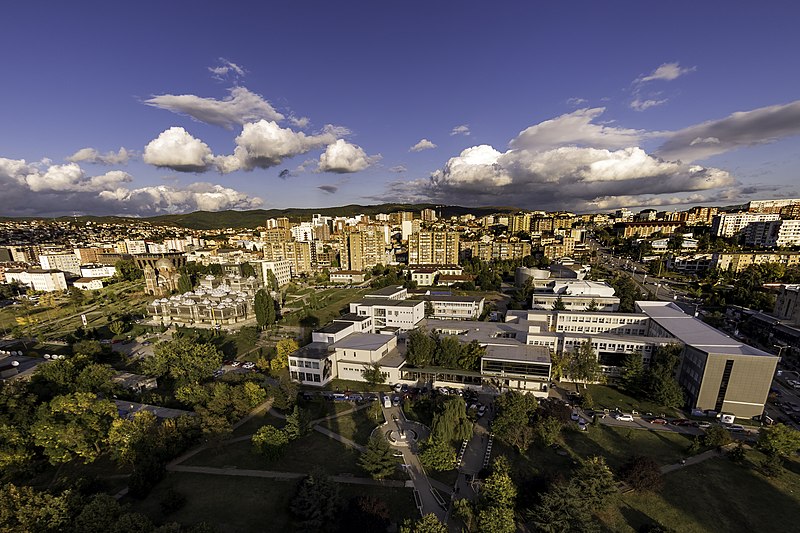 Imagen aérea de Pristina, la ciudad de Kosovo en la que se instaló la estatua que conmemora a los 23 albaneses que rescataron a judíos durante el Holocausto. Foto: Petrit Ibrahimi/CC BY 2.0, via Wikimedia Commons.
