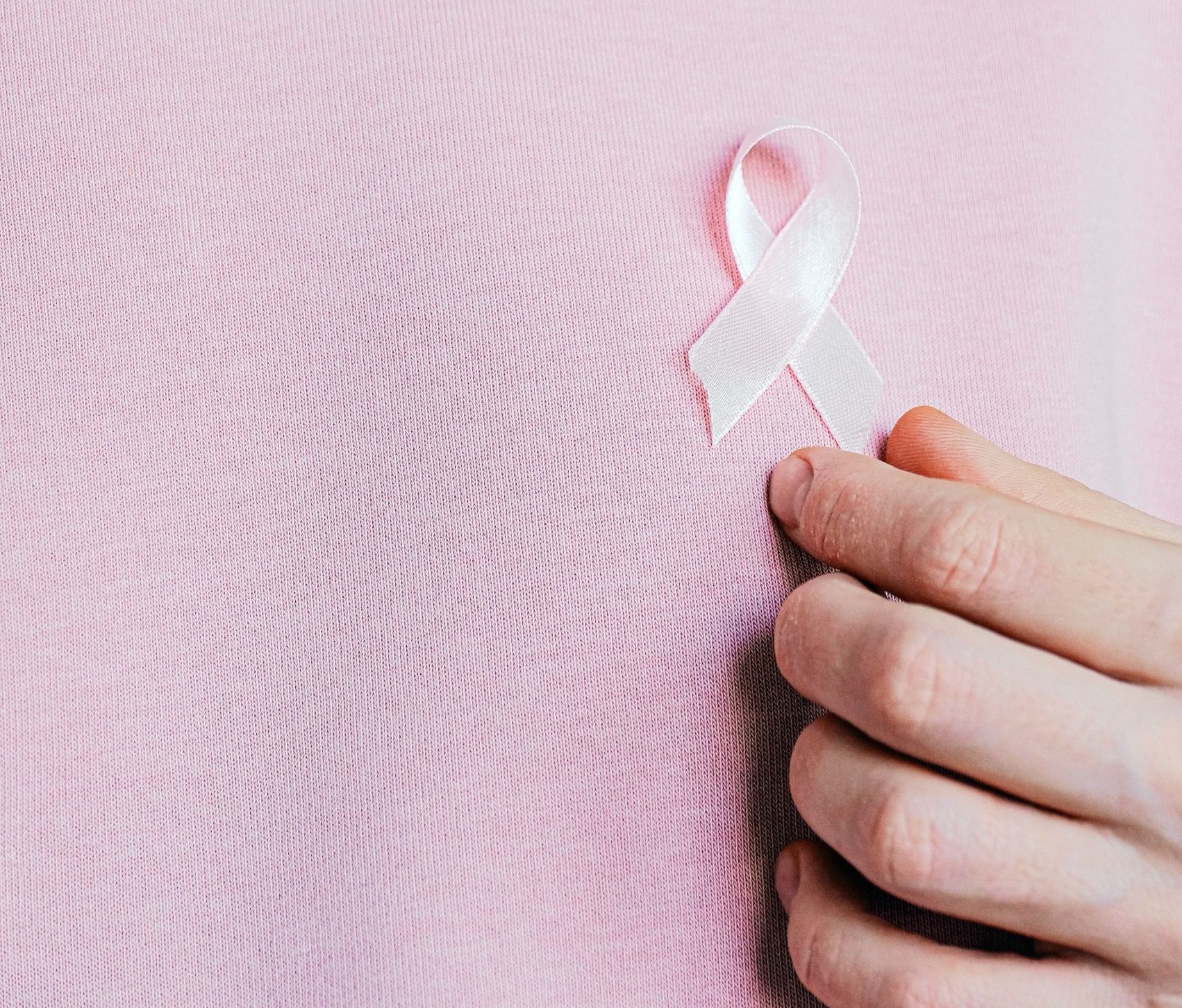 El estudio de la TAU se basó en los descubrimientos de un estudio internacional que identificó variantes asociadas con el cáncer de mama mediante el análisis de los perfiles genéticos de aproximadamente 130.000 pacientes con cáncer de mama, junto con el perfil genético de mujeres sanas que sirvieron como grupo de control. Foto: Anna Shvets/Pexels.
