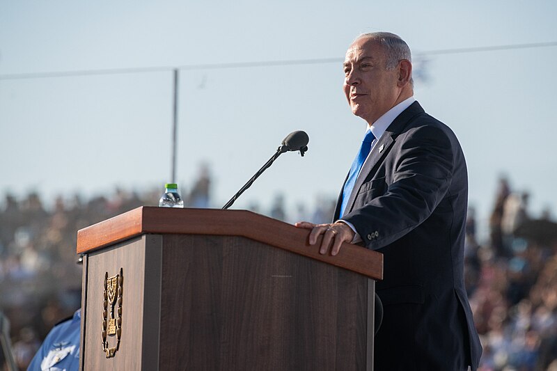 El Primer Ministro Benjamín Netanyahu dio un discurso en una ceremonia de entrega de alas de vuelo a los graduados del curso de piloto 186 en la Base de la Fuerza Aérea Hatzeri. Foto: IDF Spokesperson's Unit/WIkimedia Commons.