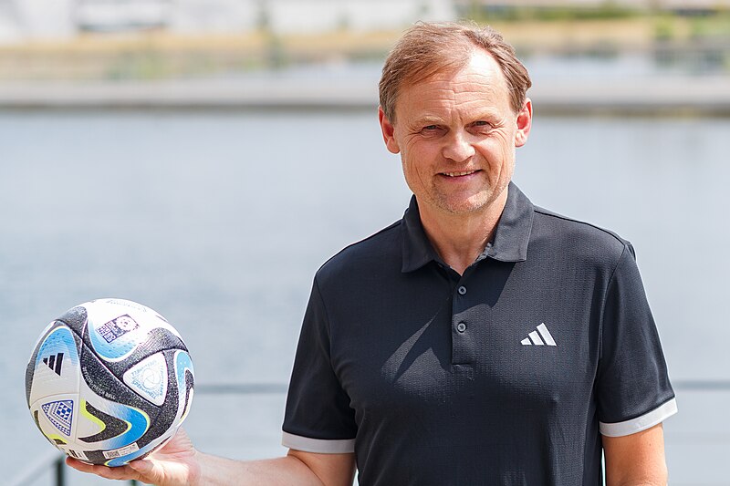 Bjørn Gulden, actual CEO Adidas y ex jugador de fútbol, en una jornada de prensa. Foto: Steffen Prößdorf/CC BY-SA 4.0, via Wikimedia Commons.