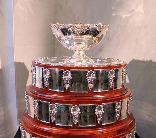 Trofeo de la Copa Davis, exhibido en la sede de Český rozhlas, Praga-Vinohrady. Foto: Draceane/CC BY-SA 3.0, via Wikimedia Commons.