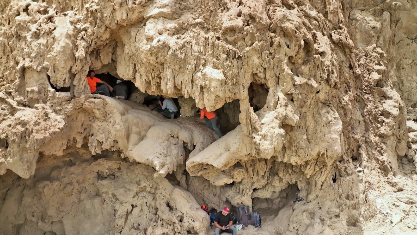 La cueva cerca de la Reserva Natural 'En Gedi, donde se encontraron las espadas. Fotografía: Emil Aladjem, Autoridad de Antigüedades de Israel
