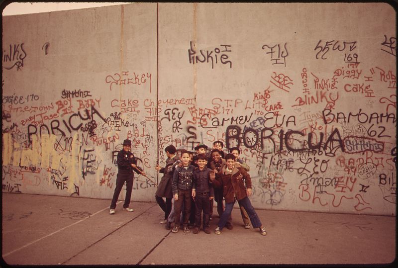 En abril de 1973, unos niños juegan en la calle en el Bronx, el barrio en el que lideraba su pandilla Benjamín Meléndez. Foto: Dan McCoy/Public domain, via Wikimedia Commons.