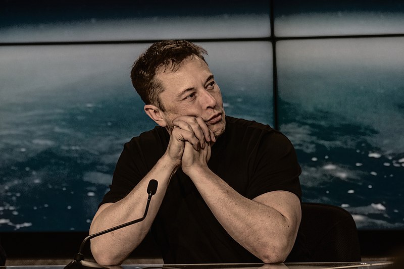 Elon Musk, director ejecutivo de la red social X, SpaceX y Tesla, en la conferencia de prensa posterior al lanzamiento del Falcon Heavy Flight 1 de SpaceX en 2018. Foto: Daniel Oberhaus/CC BY-SA 4.0, via Wikimedia Commons.