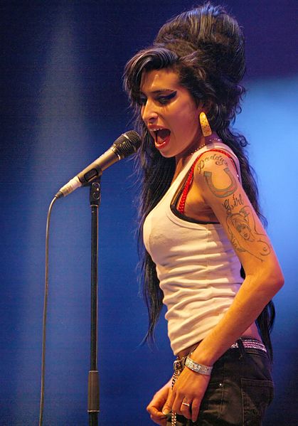 Amy Winehouse en el Festival Eurockéennes en 2007. Foto: Rama/CC BY-SA 2.0 FR, via Wikimedia Commons.