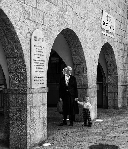 Una mujer usando su tichel, en la Ciudad Vieja de Jerusalén. Foto: Christopher Michel/ CC BY 2.0, via Wikimedia Commons.