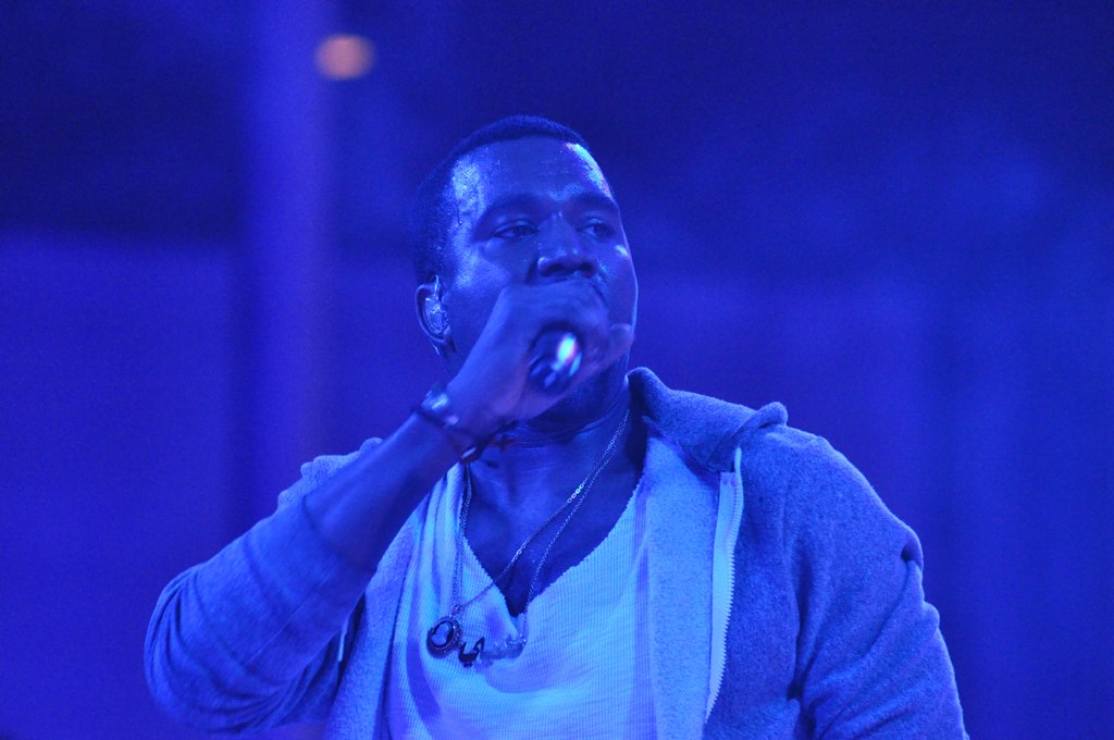 El rapero Kanye West, tocando en el evento benéfico anual del Museo de Arte Moderno de Nueva York, el 10 de mayo de 2011. Foto: Jason Persse/CC BY-SA 2.0, via Wikimedia Commons.