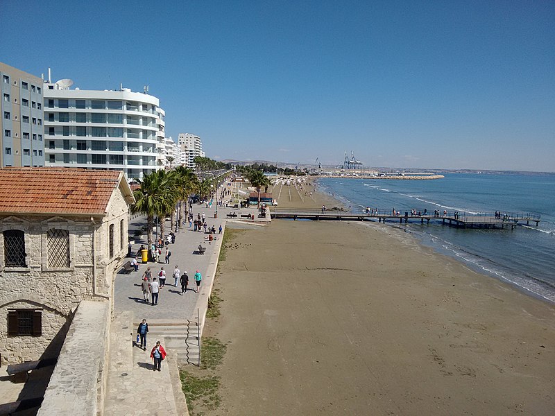 Imagen de la costa de Lárnaca, Chipre, capturada en marzo de 2018. Foto: Héctor Ochoa/CC BY-SA 4.0, via Wikimedia Commons.