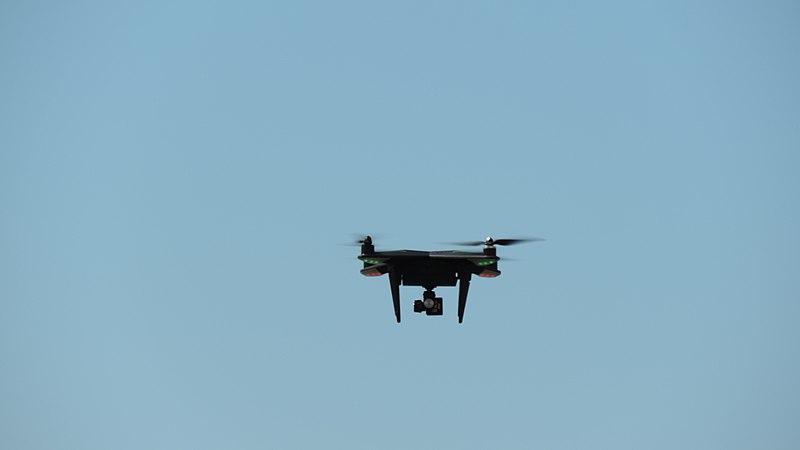 Además de utilizarse con motivos recreativos, artísticos y de comunicación, los drones pueden utilizarse como vehículos aéreos no tripulados (UAV) para tareas militares o paramilitares. Foto: Kerry Raymond/CC BY 4.0, via Wikimedia Commons.