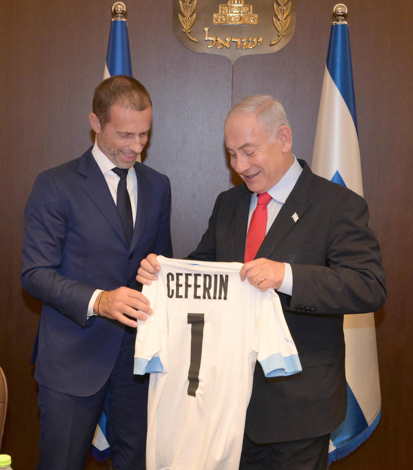 El Primer Ministro Benjamin Netanyahu se reunió con el Presidente de la UEFA, Aleksander Čeferin. Foto: Amos Ben-Gershom/ Government Press Office.