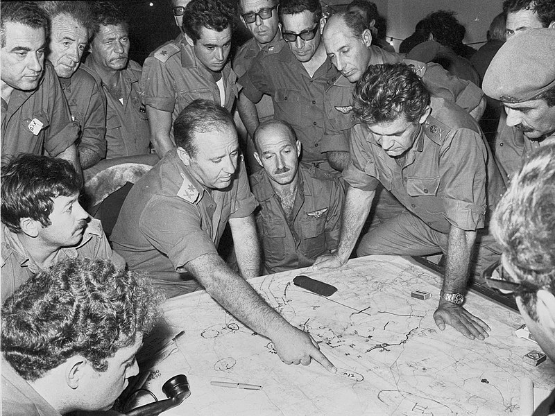 El Jefe del Estado Mayor de Israel, en una reunión en el Comando Norte durante la guerra de Yom Kipur. Foto: IDF Spokesperson's Unit/Wikimedia Commons.