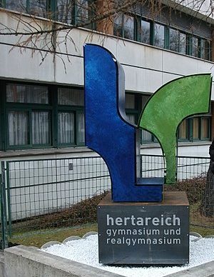 La entrada a la escuela secundaria que lleva el nombre de Herta Reich, en Mürzzuschlag, Austria. Foto: Ronny Reich/ CC BY-SA 4.0, vía Wikimedia Commons.