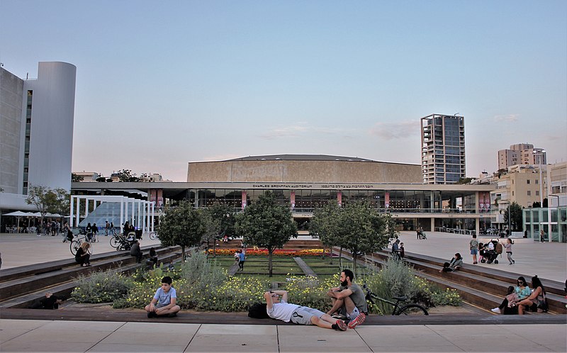 El Auditorio Charles Bronfman en la Plaza Habima en Tel Aviv, Israel. Foto: Beko/CC BY-SA 4.0, via Wikimedia Commons.
