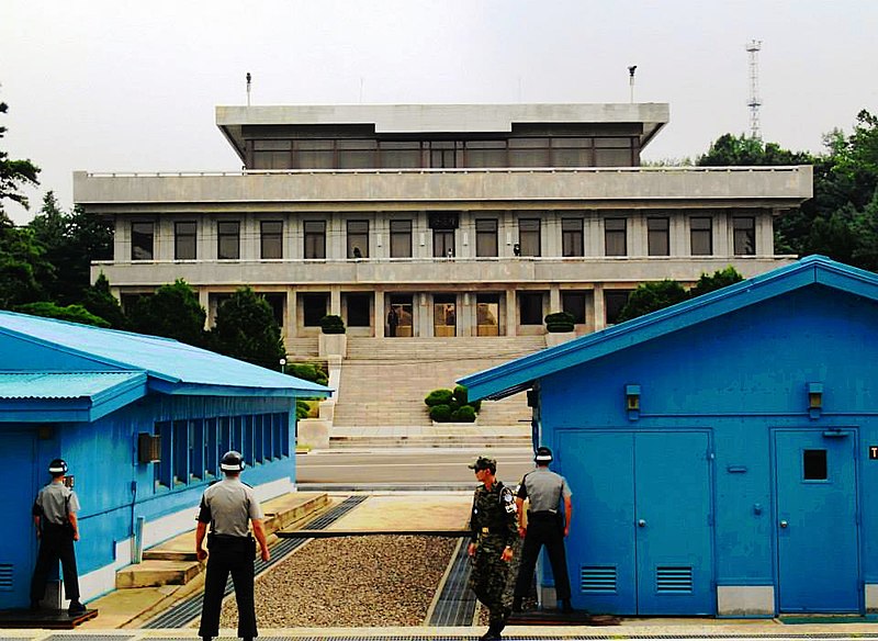 Área de seguridad conjunta, frontera entre Corea del Norte y Corea del Sur, registrada en 2014. Foto: Jasmine Halki/CC BY 2.0, via Wikimedia Commons.