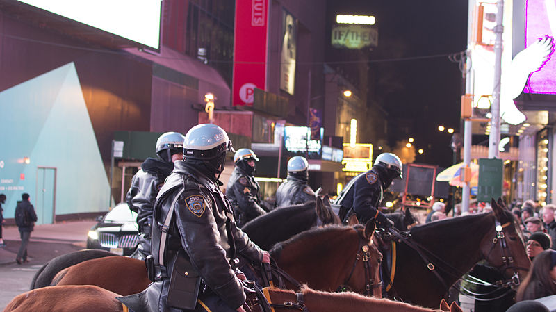 Oficiales de la policía montada del Departamento de Policía de la ciudad de Nueva York. Foto: Photograph by D Ramey Logan/CC BY 4.0, via Wikimedia Commons.