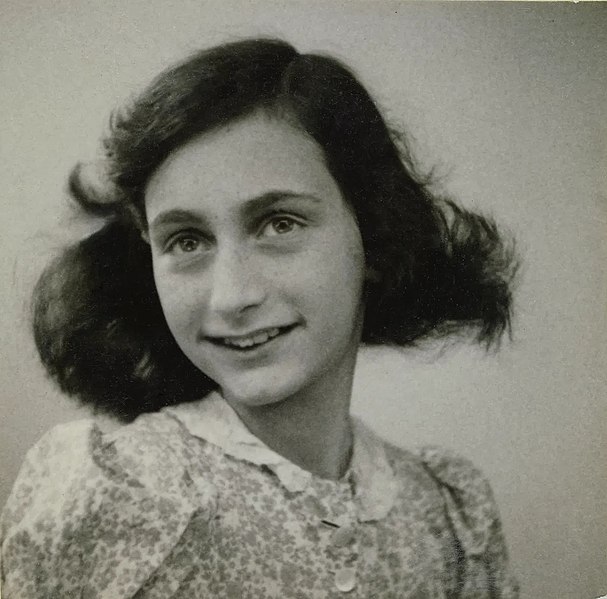 La última fotografía conocida de Anne tomada en mayo de 1942 para su pasaporte. Foto: Unknown photographer/ Public domain/via Wikimedia Commons.