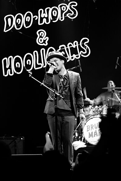 El cantante Bruno Mars en un concierto en Houston, Estados Unidos, el 24 de noviembre de 2010. Foto: Brothers Le/CC BY 2.0, via Wikimedia Commons.