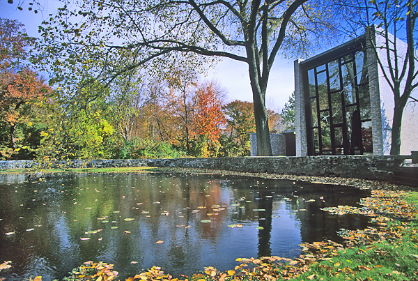 Estanque Chapels, en la Universidad de Brandeis , Waltham, Massachusetts, Estados Unidos. Foto: Mike Lovett/CC BY-SA 3.0, via Wikimedia Commons.