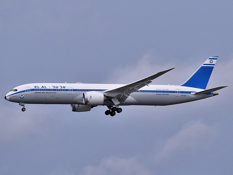El Boeing 787-9 Dreamliner 4X-EDF de la aerolínea israelí El Al, llegando al aeropuerto JFK. Foto: Adam Moreira (AEMoreira042281)/CC BY-SA 4.0, via Wikimedia Commons.