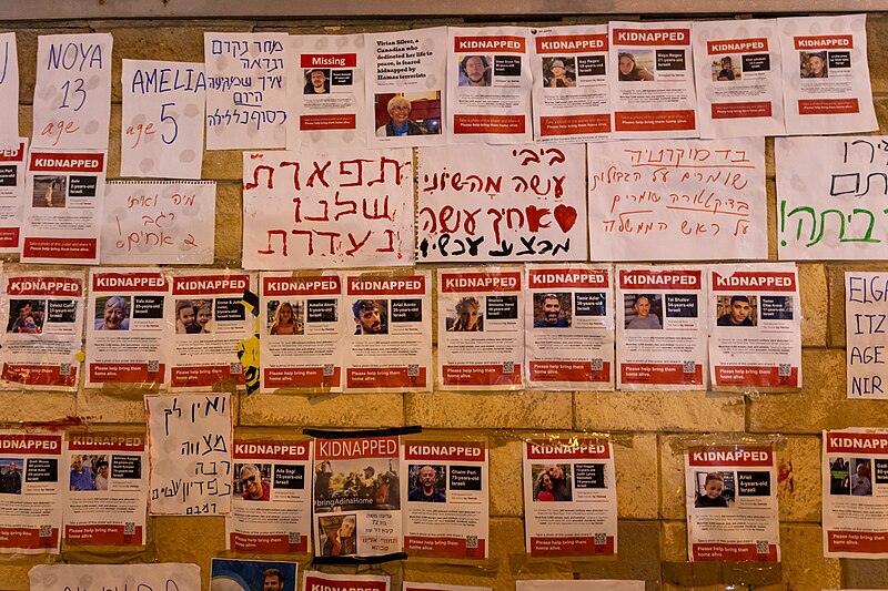 Carteles en Israel, pidiendo el regreso de los rehenes israelíes llevados a Gaza.Foto: Oren Rozen/CC BY-SA 4.0, via Wikimedia Commons.