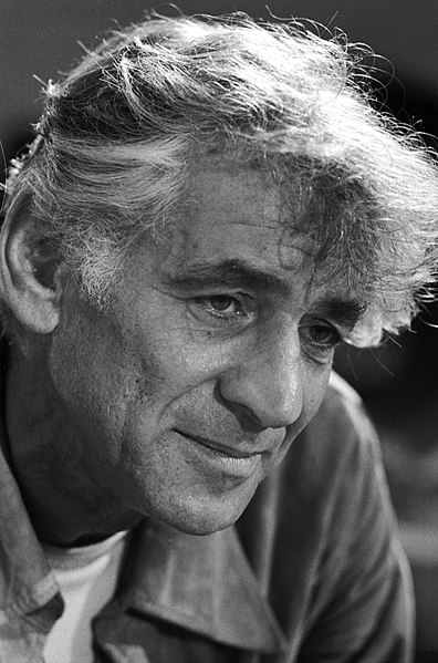 Leonard Bernstein en 1972, en el ensayo de su "Mass". Foto: Marion S. Trikosko/ Public domain, via Wikimedia Commons.