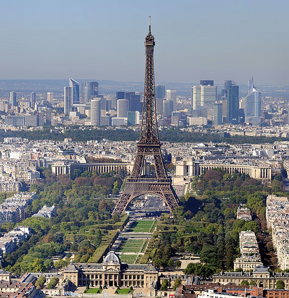 La torre Eiffel y el Campo de Marte; con el distrito de negocios de La Défense al fondo, París, Francia. Foto: Wladyslaw (Taxiarchos228)/CC BY 3.0, via Wikimedia Commons.