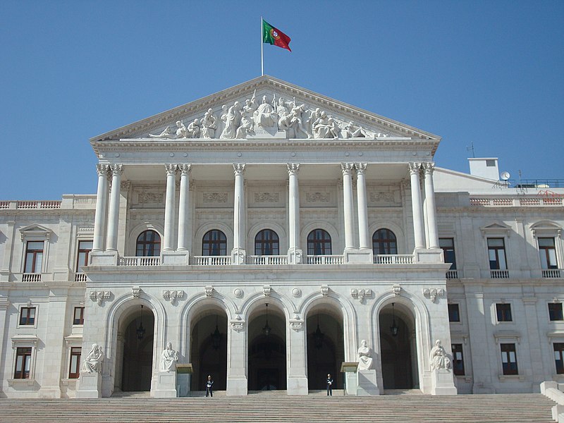Fachada del edificio del Parlamento de Portugal. Foto: Andrés Monroy-Hernández/ Cambridge, USA/CC BY-SA 2.0, via Wikimedia Commons.