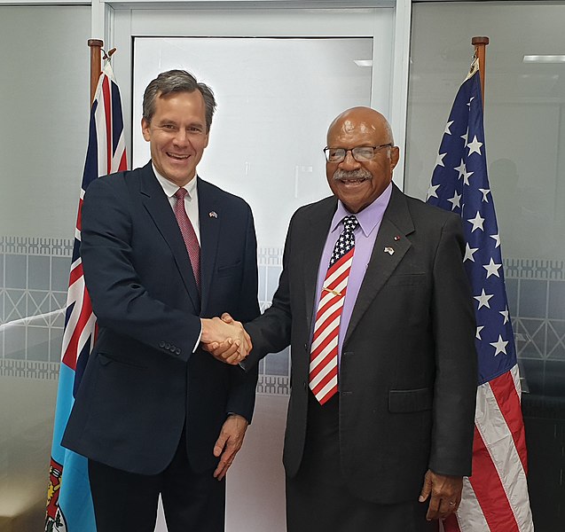 El embajador de Estados Unidos en Fiji y Sitiveni Rabuka, actual Primer Ministro de Fiji. Foto: US Embassy Suva/Public domain, via Wikimedia Commons.
