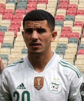 Youcef Atal, un futbolista internacional franco-argelino que juega de defensa en el O. G. C. Niza. Foto: Jeanpierrekepseu/ CC BY-SA 4.0, via Wikimedia Commons.