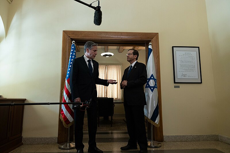 El secretario Antony J. Blinken se reúne con el presidente israelí Isaac Herzog en Tel Aviv, Israel, el 3 de noviembre de 2023. Foto: U.S. Department of State/Public domain, via Wikimedia Commons.
