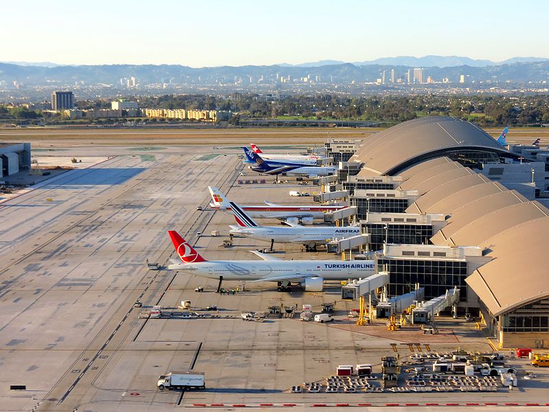El Aeropuerto Internacional de Los Ángeles, el lugar donde aterrizaban los integrantes de as1one en el momento en el que se desencadenaba el ataque de Hamás sobre Israel. Foto: redlegsfan21 /CC BY-SA 2.0, vía Wikimedia Commons.