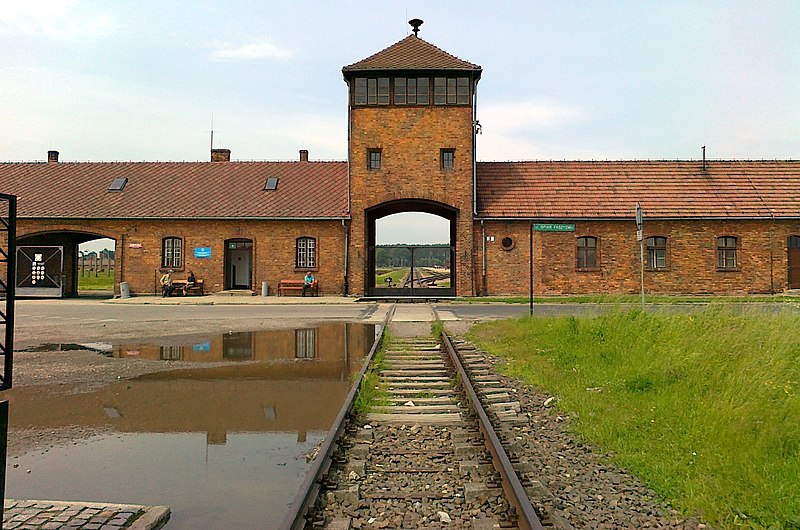 La puerta de entrada de Auschwitz-Birkenau, uno de los campos de exterminio nazi alemánes en Polonia, uno de los sitios que visitan los estudiantes israelíes en sus viajes. Foto: pzk net/CC BY 3.0, via Wikimedia Commons.