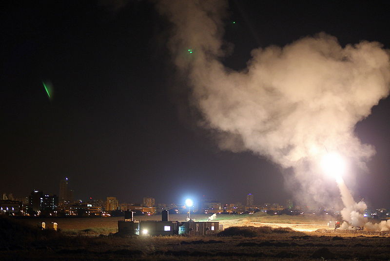 El sistema Cúpula de Hierro intercepta cohetes de Gaza dirigidos a la ciudad de Ashdod. Foto: Israel Defense Forces from Israel/CC BY 2.0, via Wikimedia Commons.