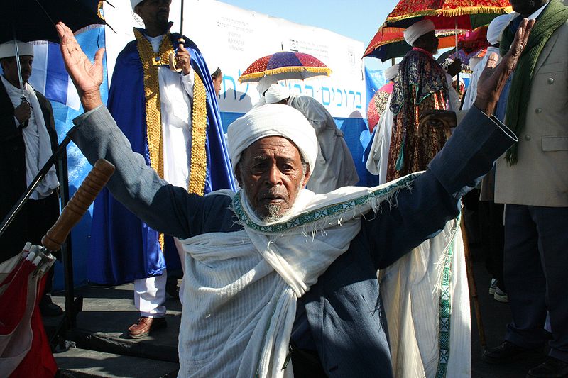 Celebración de la festividad judía etíope del sigd, que recuerda a Shavuot. Foto: La Asociación Israelí de Judíos Etíopes/CC BY-SA 3.0, vía Wikimedia Commons.