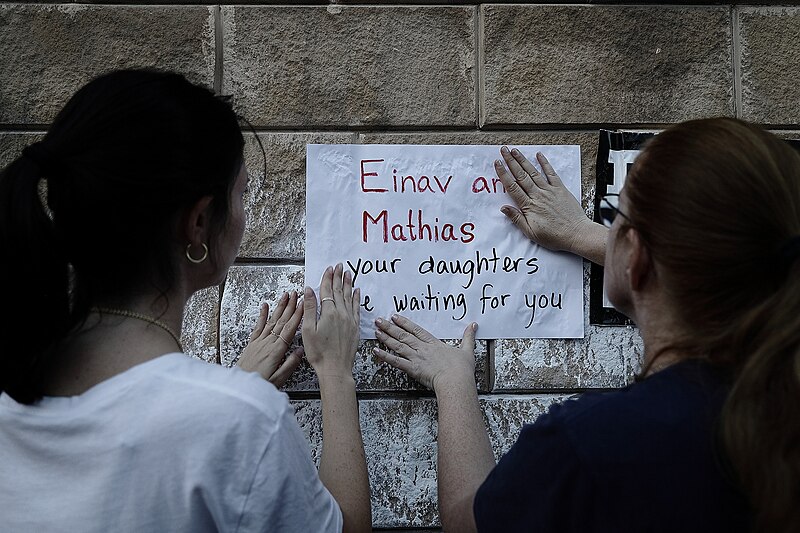 A lo largo del Muro de Kirya en Tel Aviv se colgaron fotografías de todos los secuestrados israelíes en Gaza y carteles pidiendo su liberación. Foto: Lizzy Shaanan/Pikiwiki Israel, CC BY 2.5, via Wikimedia Commons.
