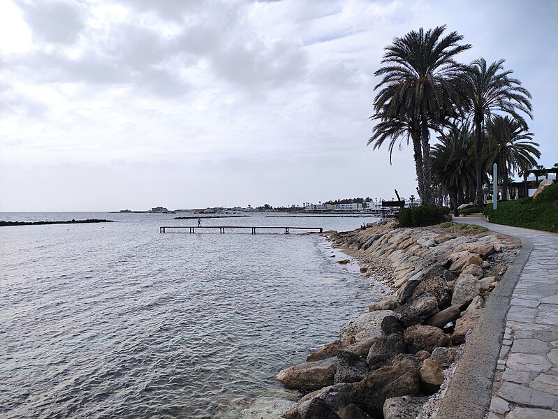 La costa de Paphos, Chipre, la zona en l que se encuentra el centro que ofrece ayuda a los sobrevivientes de la fiesta en el sur de IsraelFoto: Fry72, Karel Frydrýšek/CC BY-SA 4.0, via Wikimedia Commons.